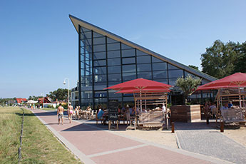 Das Hotel »Sandstrand Ostseeperle« an der Strandpromenade von Glowe